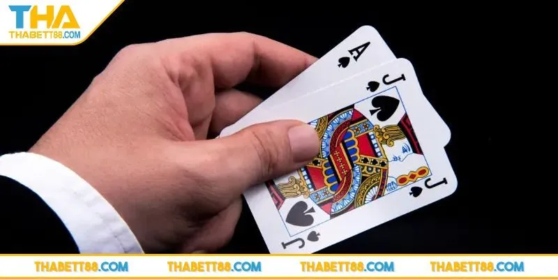 Bài xì dách nên rút thêm khi cầm bài trung
